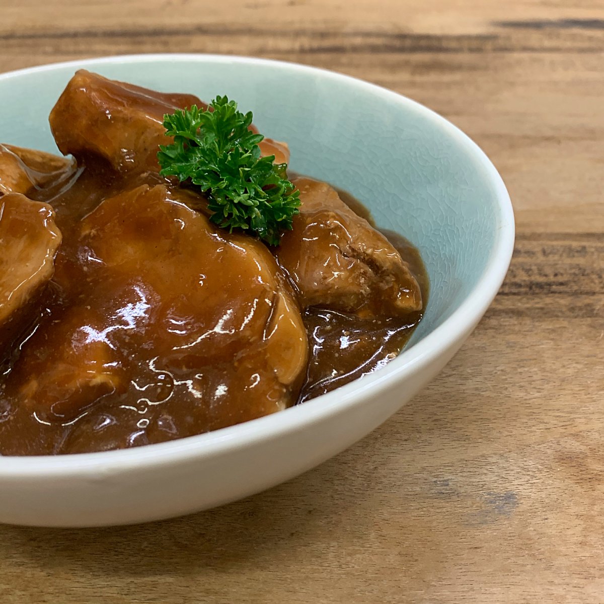 Varkenshaasje in bruine saus