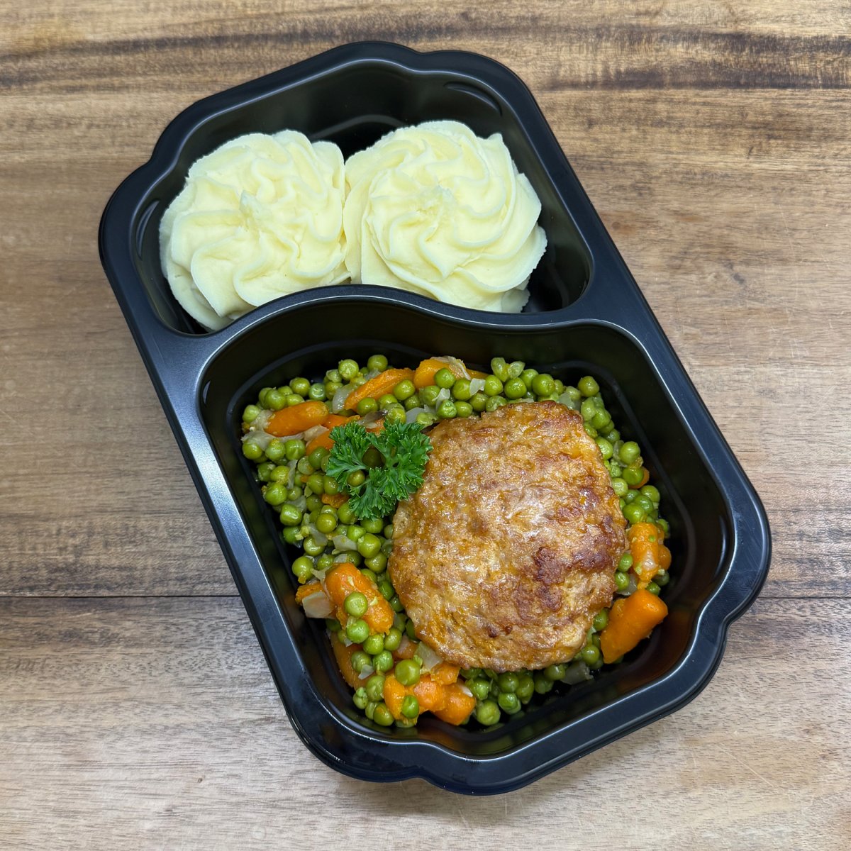Hamburger met erwtjes en worteltjes