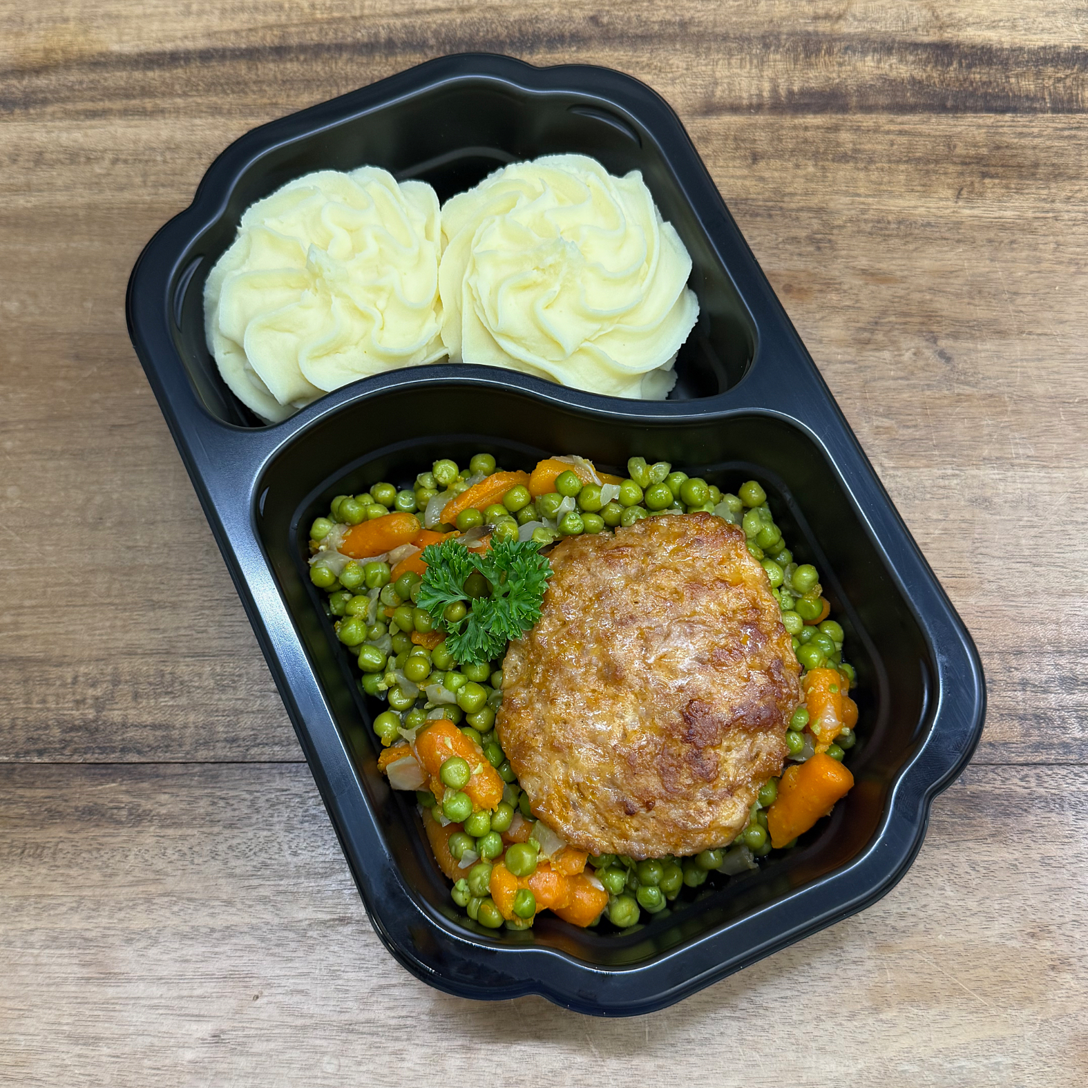 Hamburger met erwtjes en worteltjes